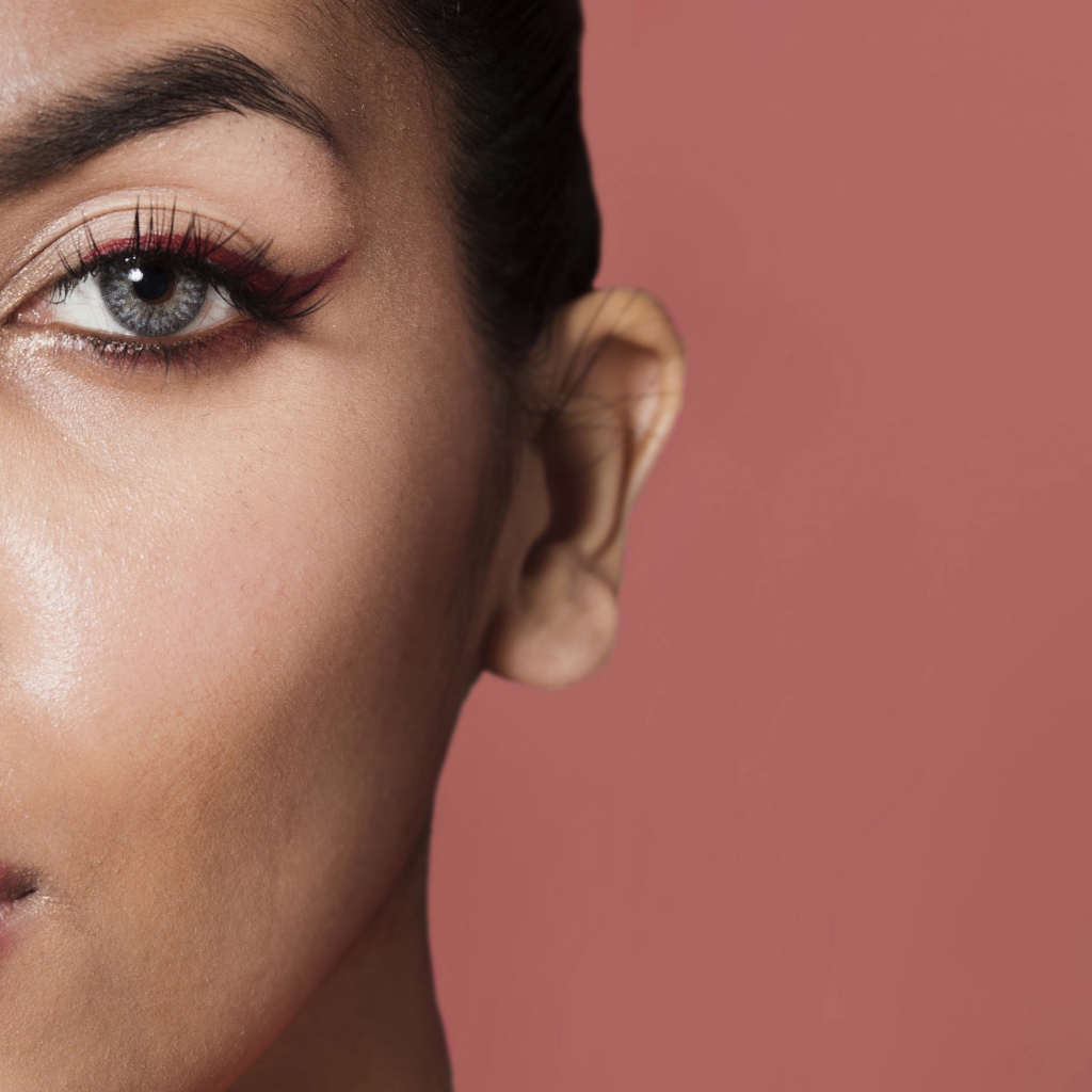 Часть лица голубоглазой женщины 