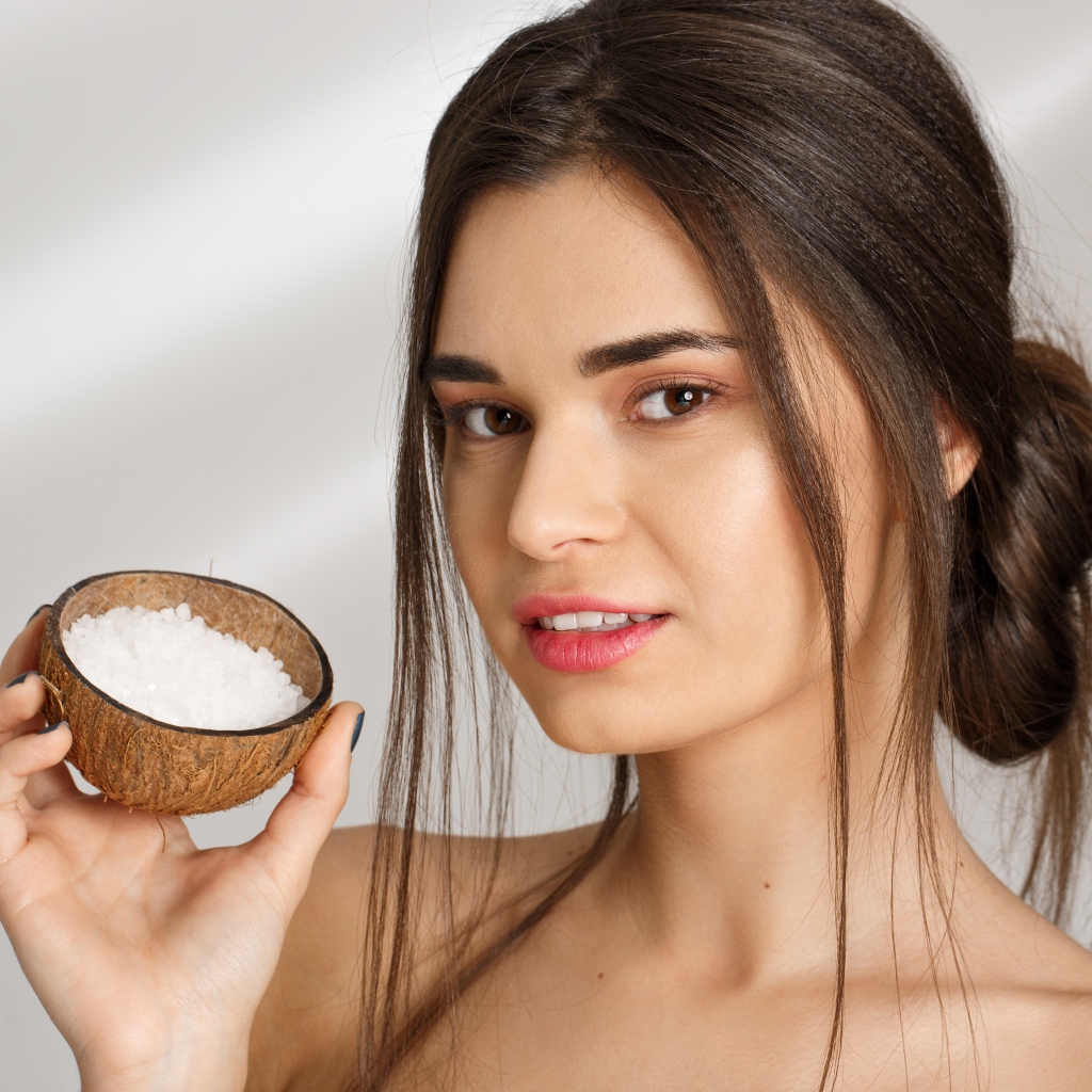 Настоящая девушка с морской солью в руке