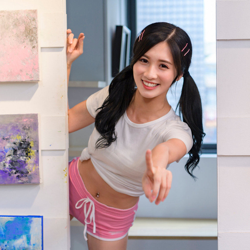 Улыбающаяся девушка азиатка в комнате