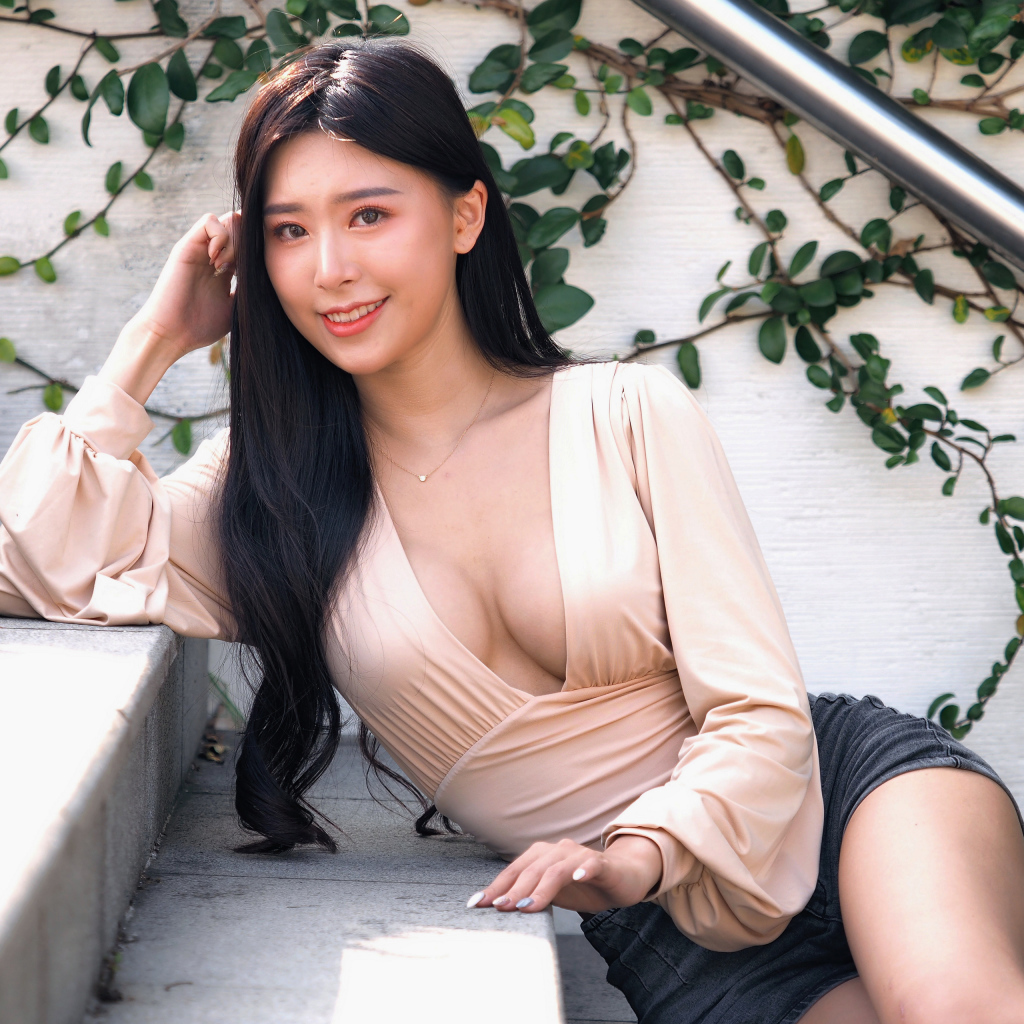 Улыбающаяся девушка азиатка с черными волосами на ступенях 