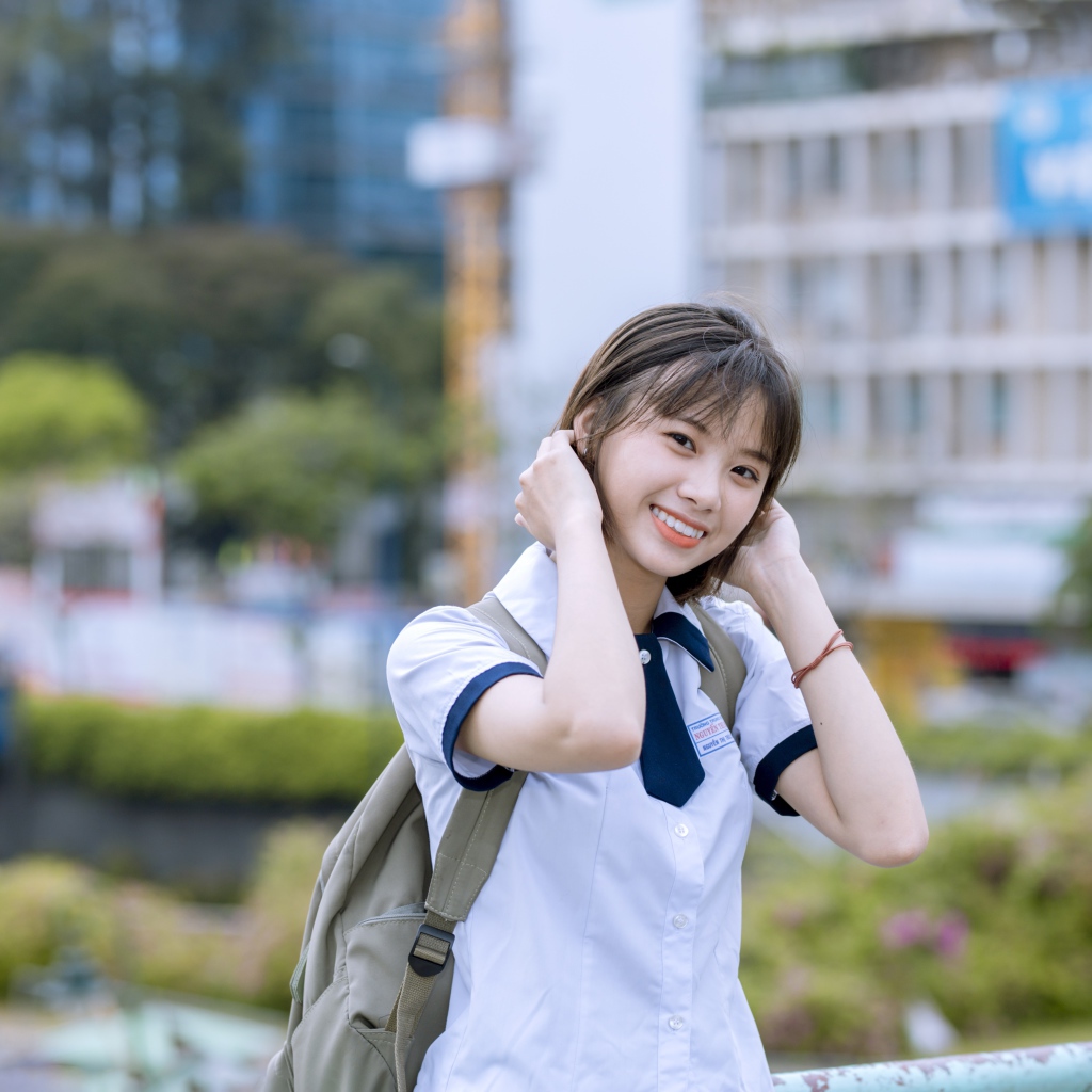 Улыбающаяся девушка азиатка со стрижкой каре