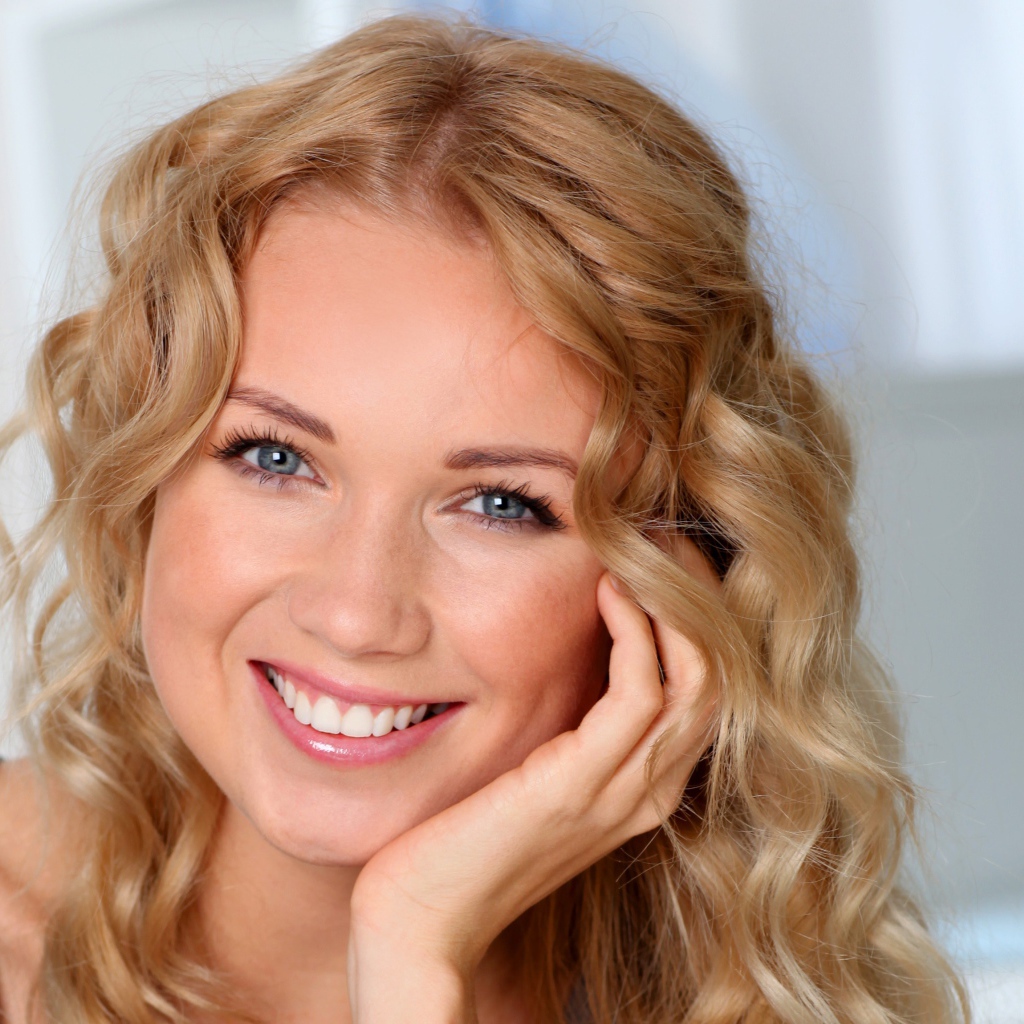 Улыбающаяся девушка в голубыми глазами 