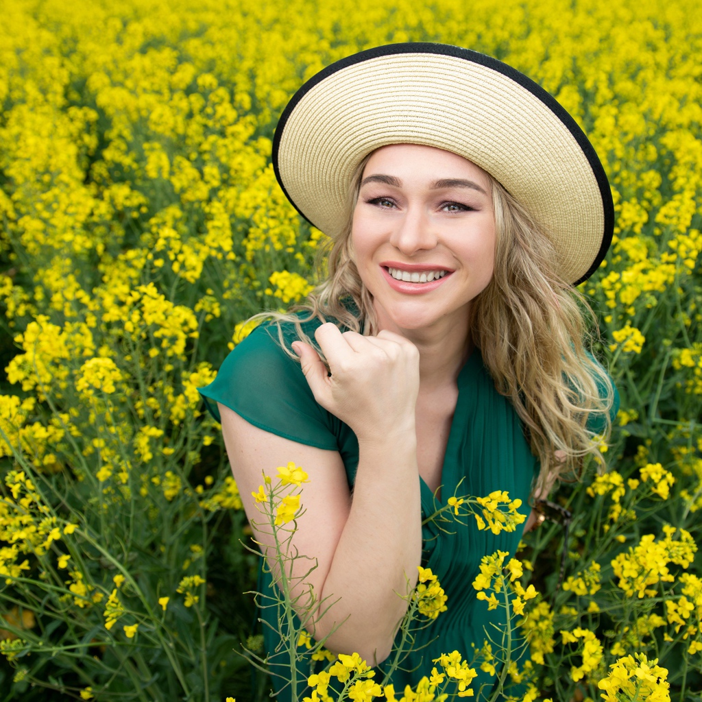Улыбающаяся девушка в желтых цветах