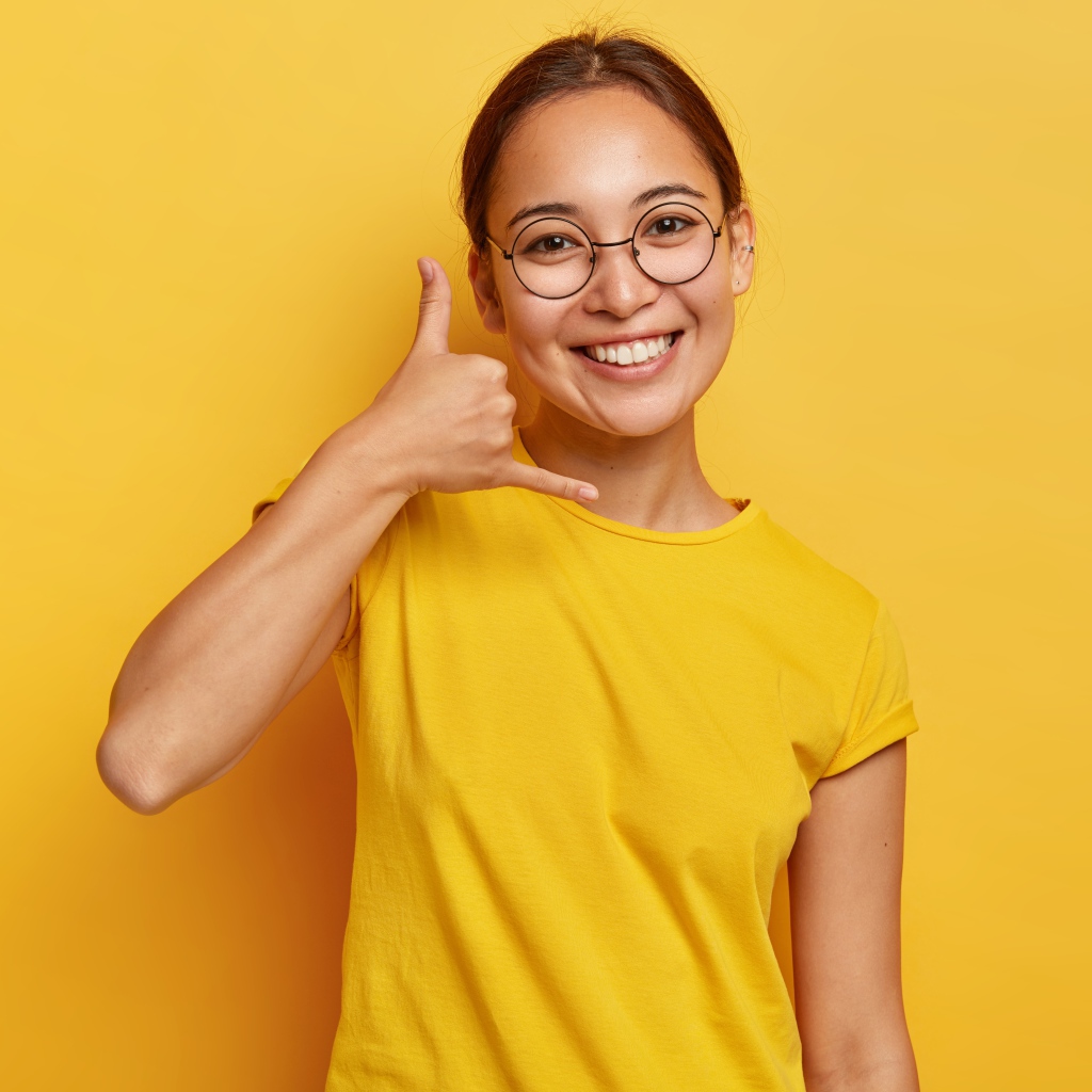 Улыбающаяся девушка на желтом фоне 