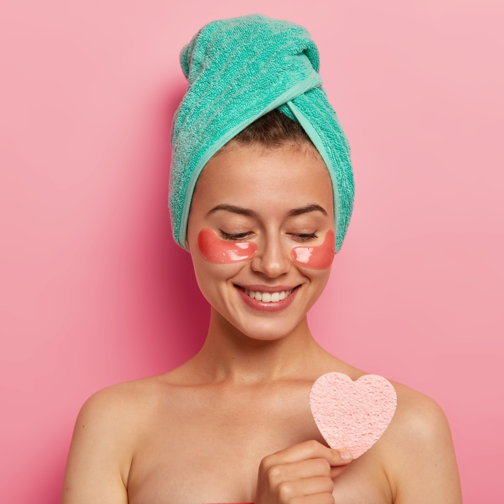 Улыбающаяся девушка с полотенцем на голове после душа