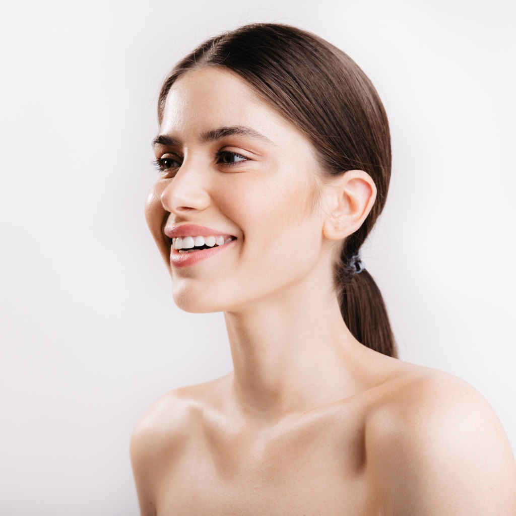 Улыбающаяся настоящая девушка без макияжа