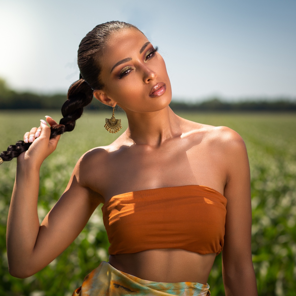 Стильная брюнетка с косой на голове 