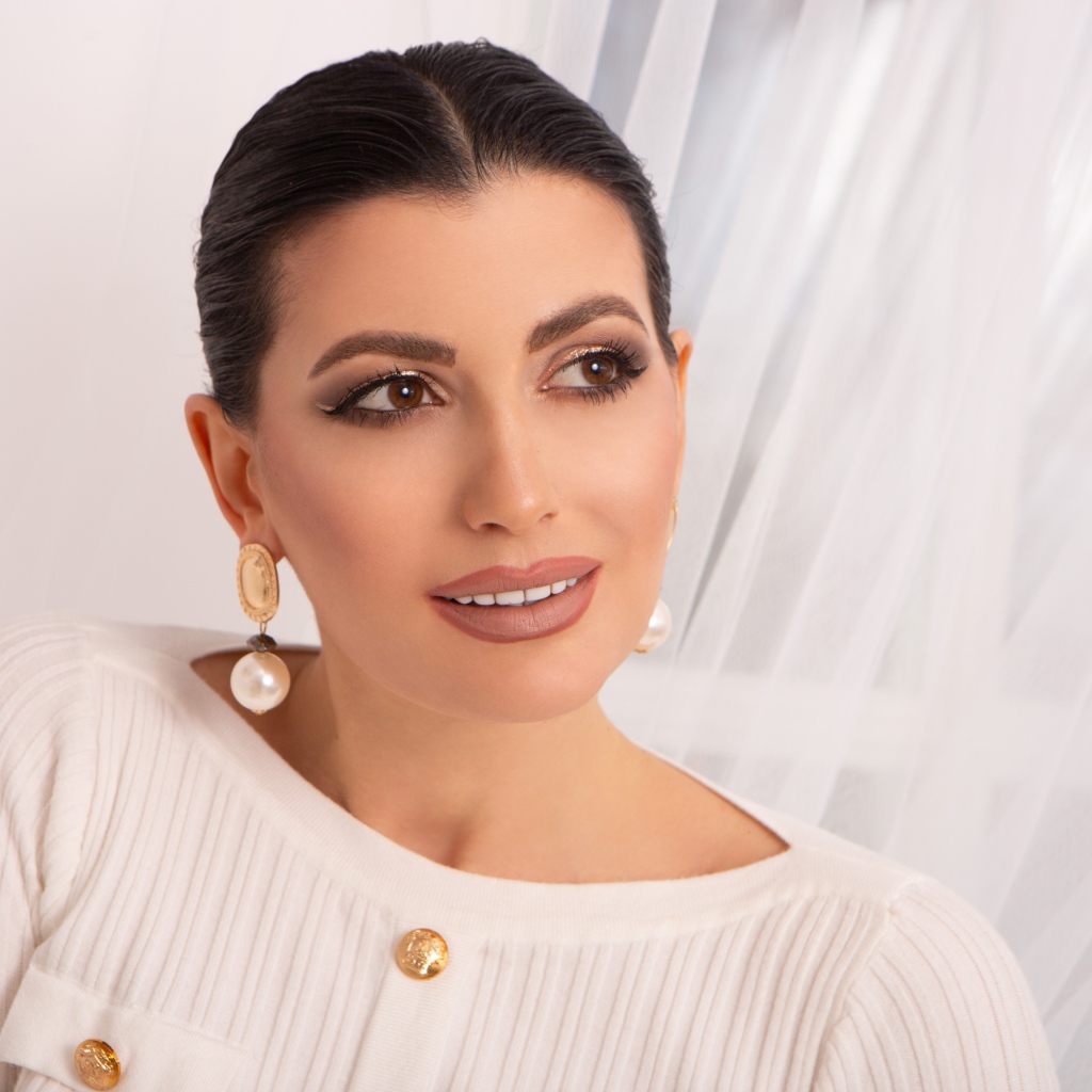 Стильная девушка в белом свитере 