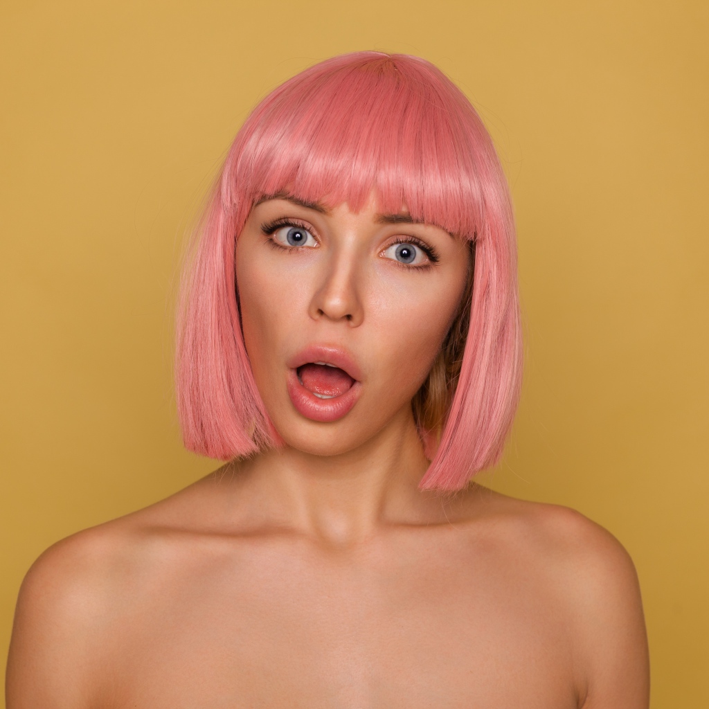 Удивленная девушка с розовыми волосами