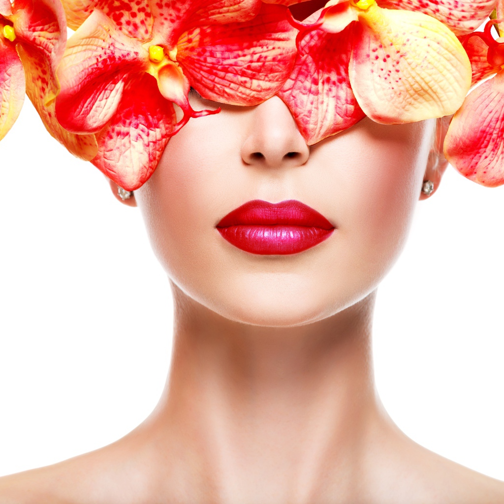 Глаза девушки закрыты цветами на белом фоне