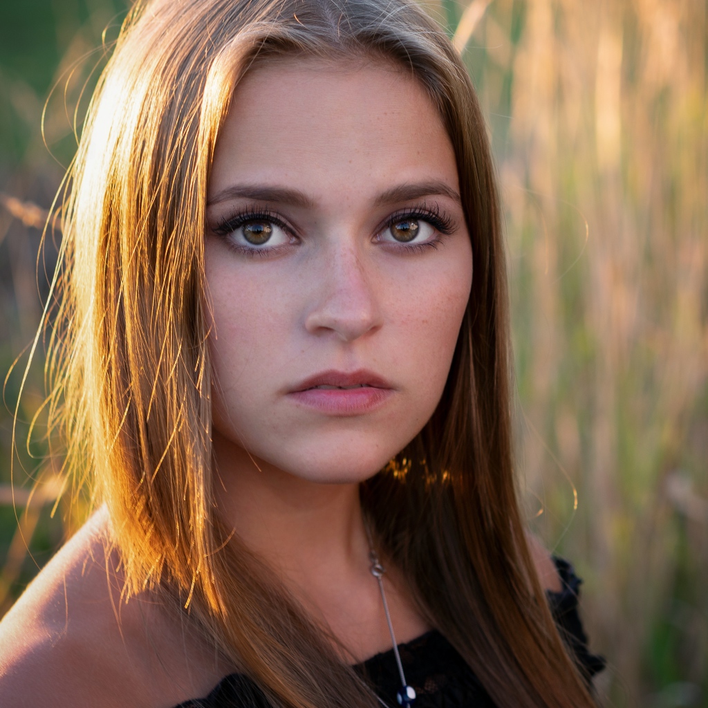 Солнце падает на волосы красивой девушки