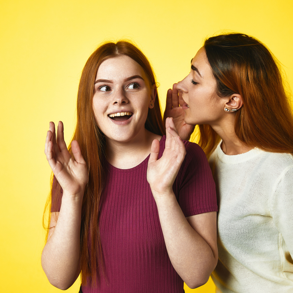 Женские секреты на желтом фоне 