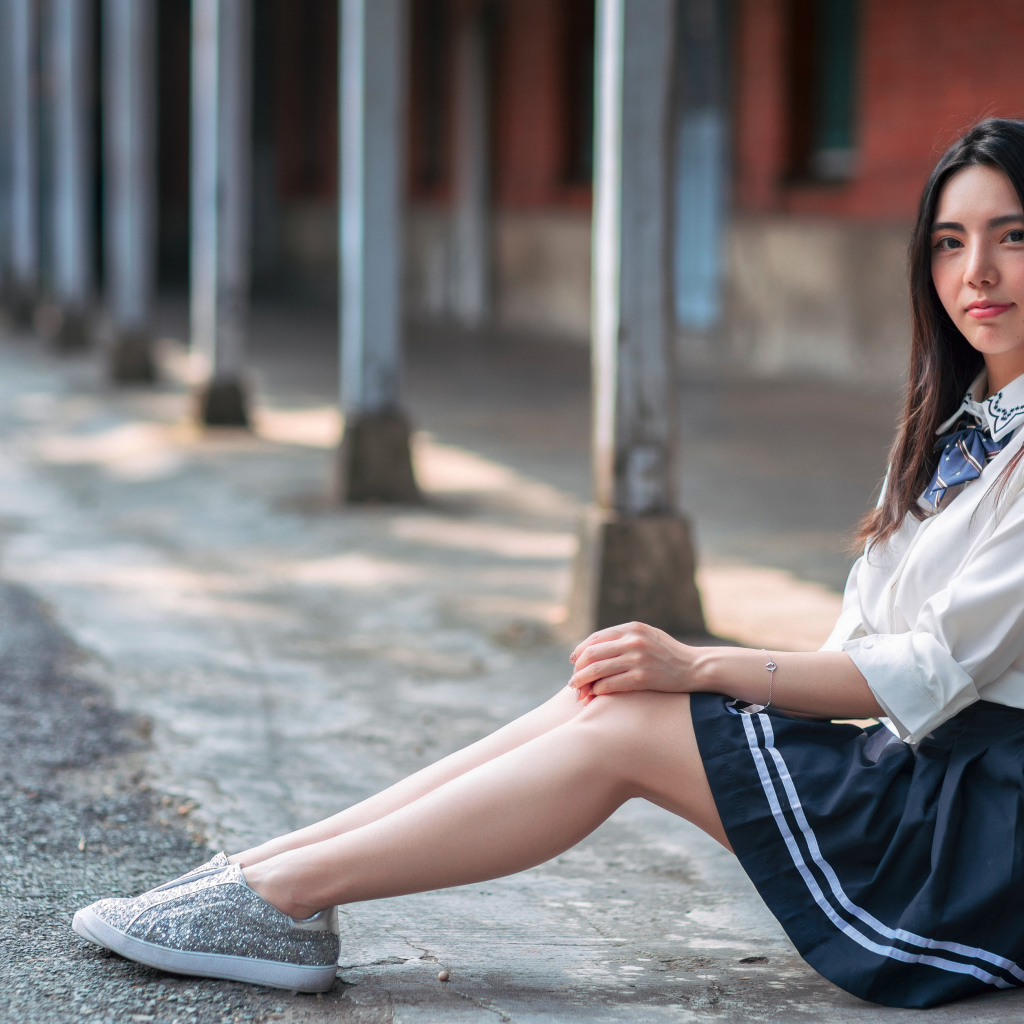 Молодая девушка азиатка в костюме школьницы