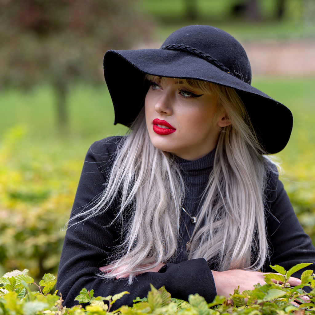 Молодая блондинка в черной шляпе
