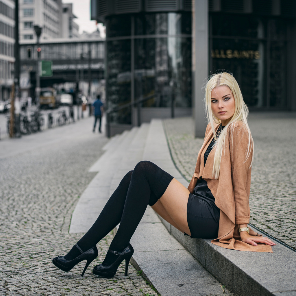 Молодая девушка в длинных чулках