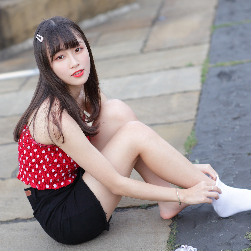 Молодая девушка в белых носках на полу 