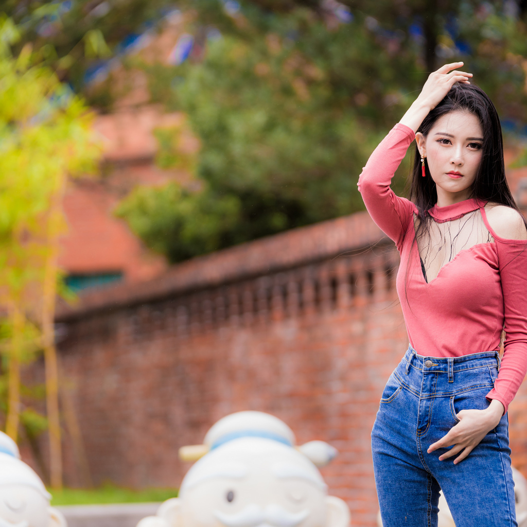 Молодая стройная азиатка в джинсах 