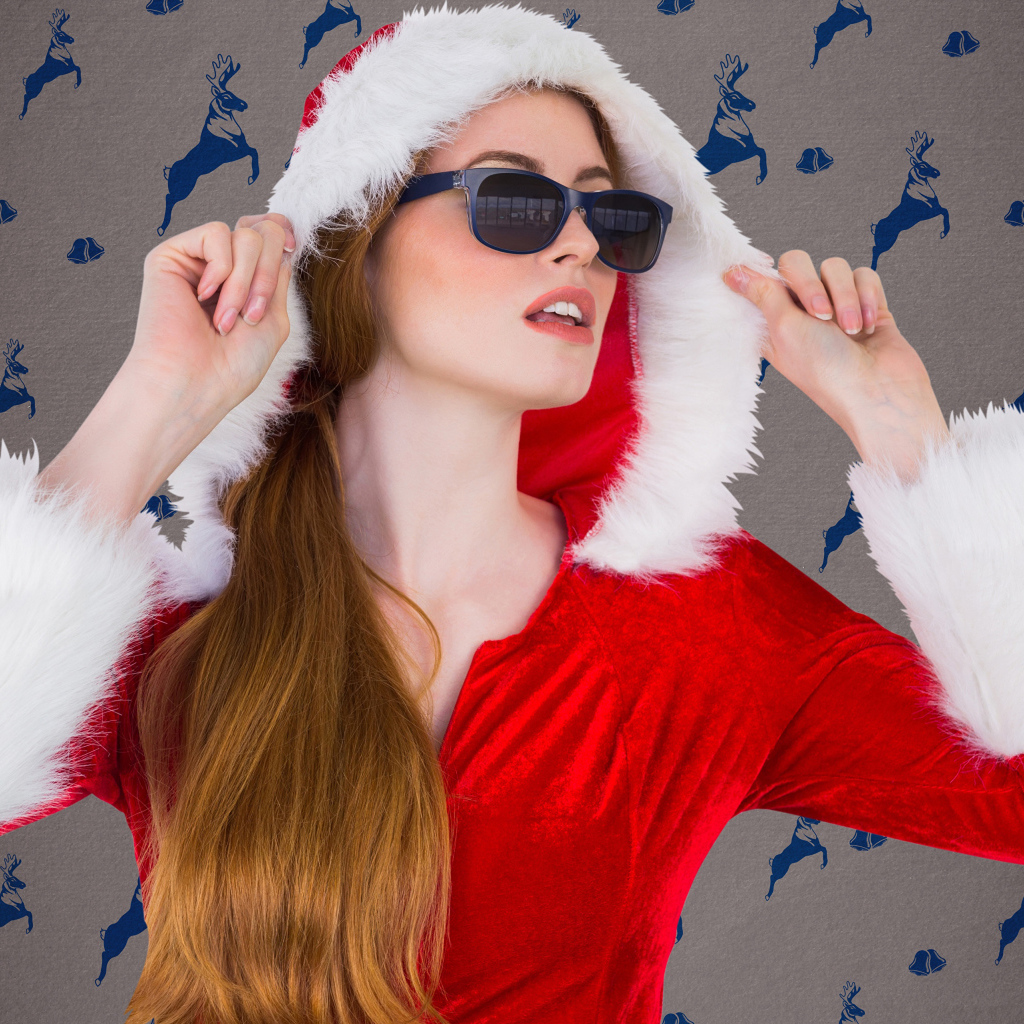 Девушка в красном костюме в очках на Рождество 