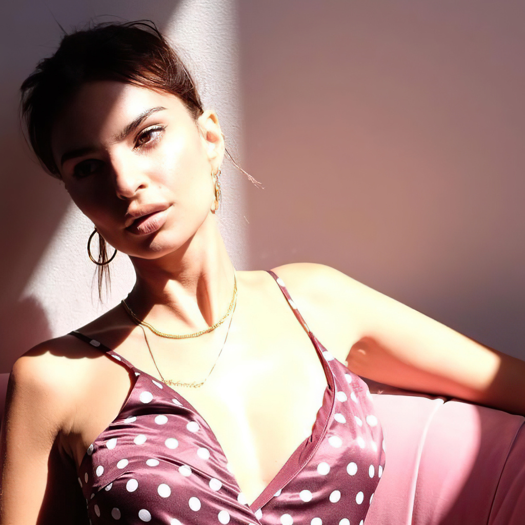 Американская модель Эмили Ратаковски в кресле