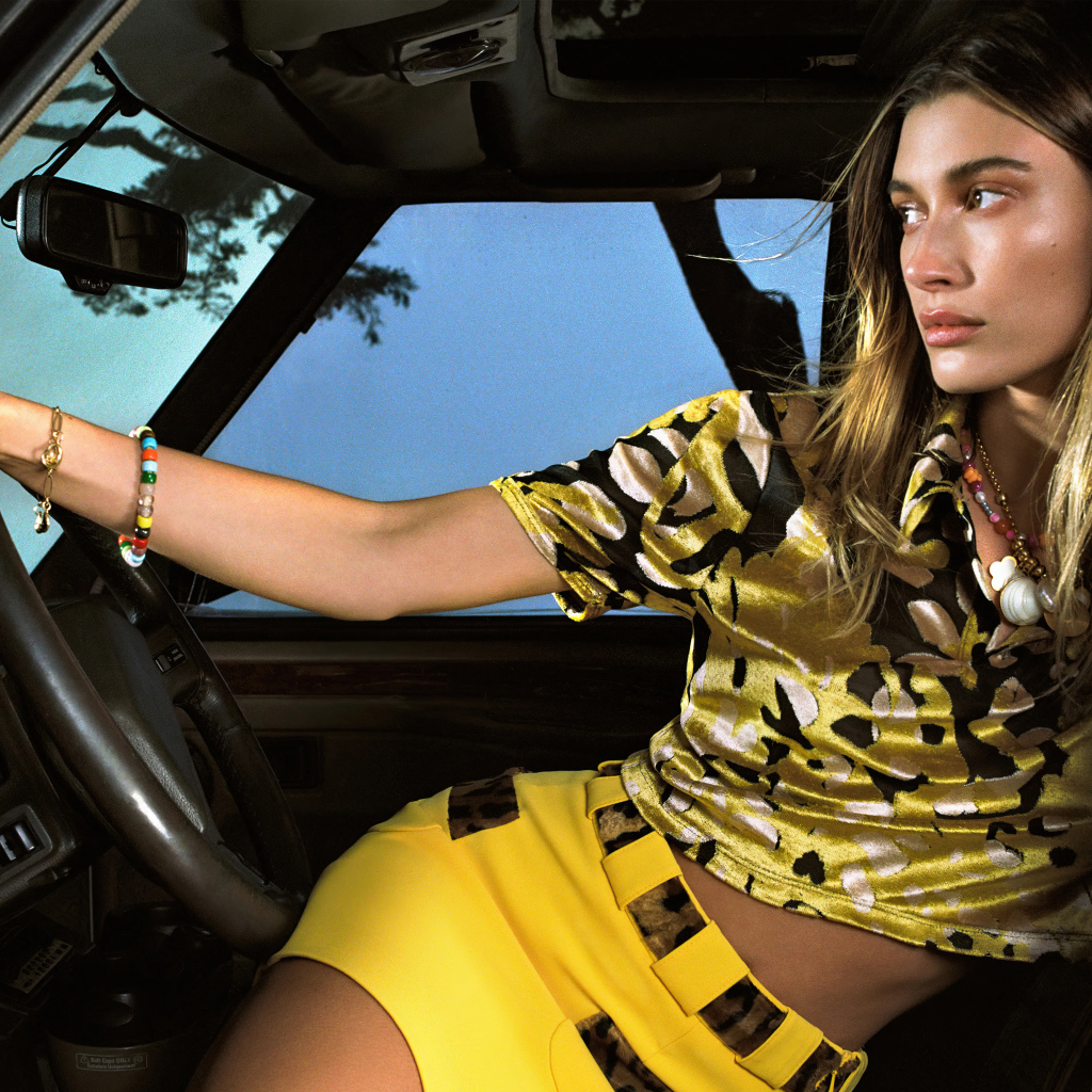 Американская модель Хейли Болдуин в машине