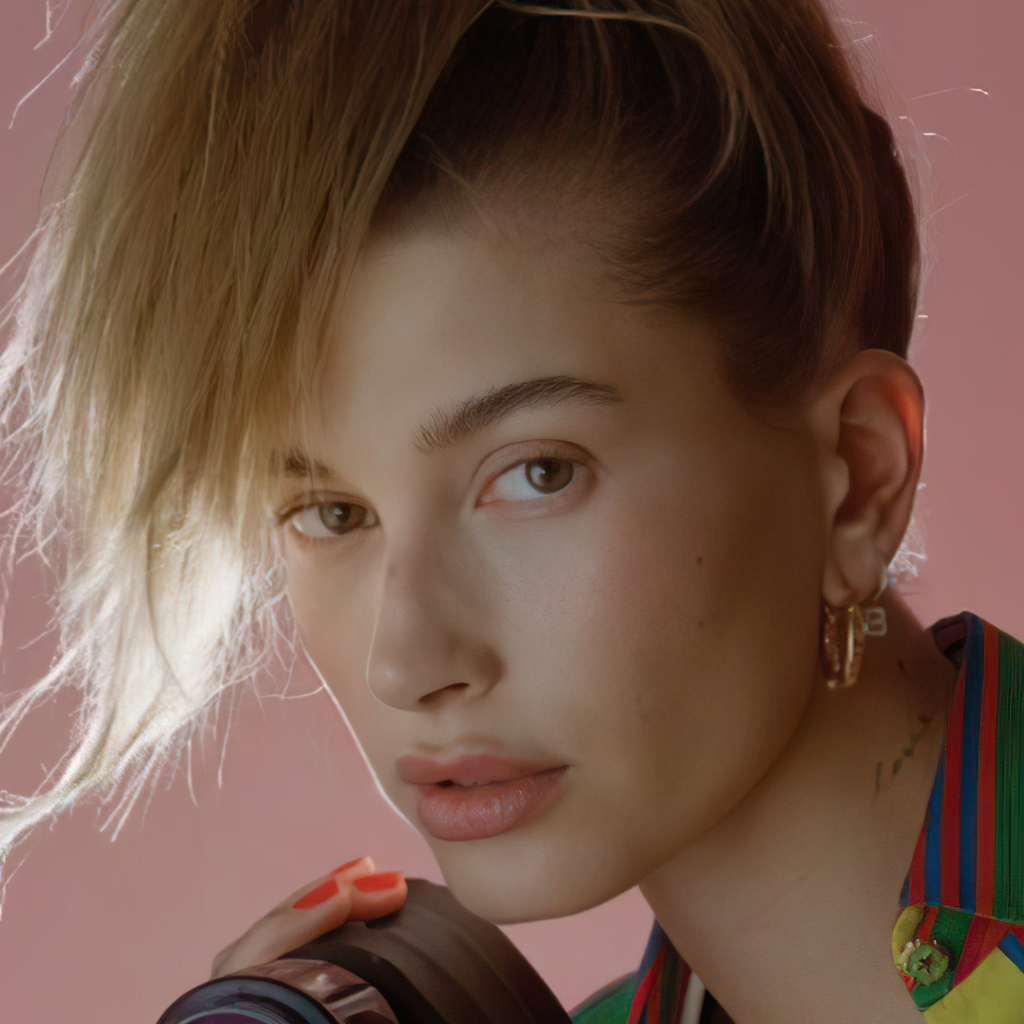 Американская модель Хейли Болдуин на розовом фоне