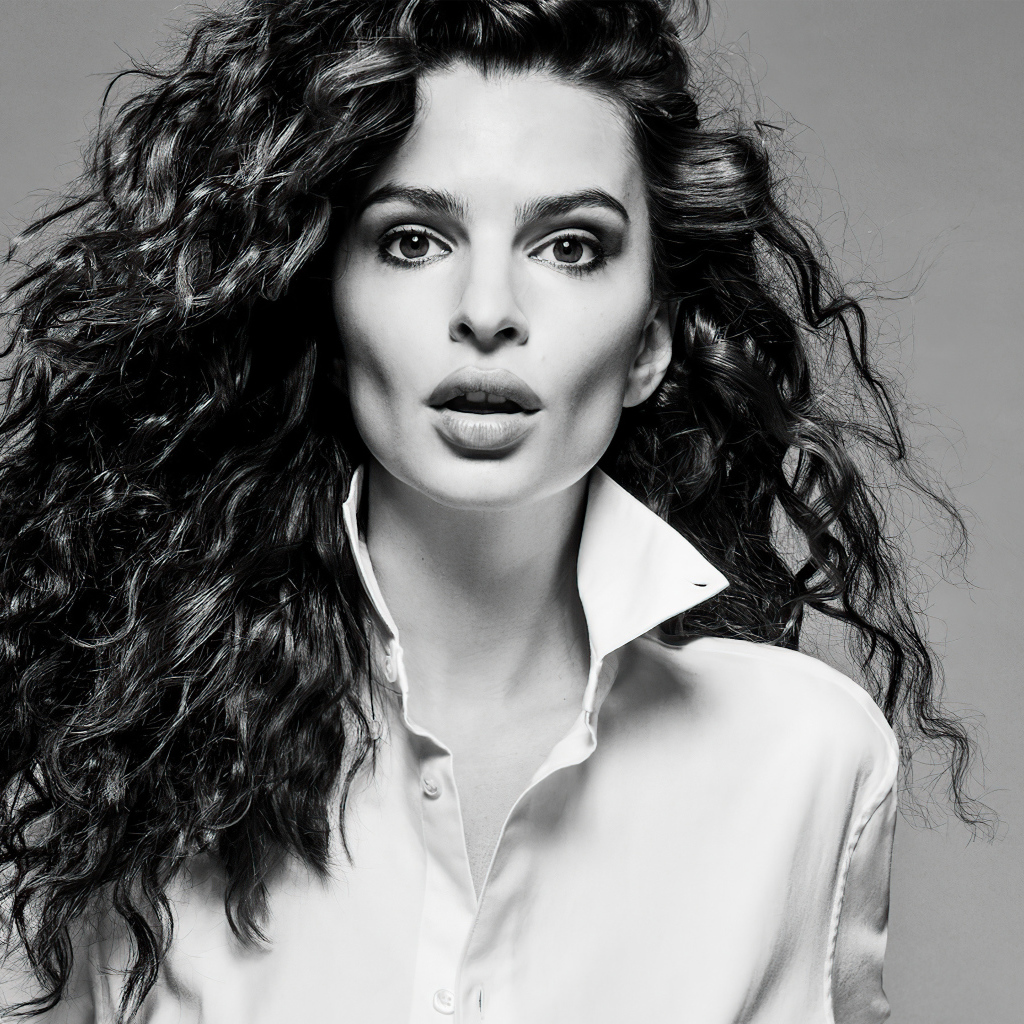 Красивая девушка Эмили Ратаковски на сером фоне