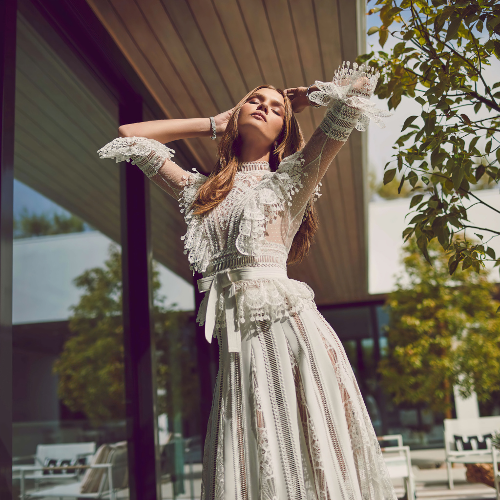 Красивая модель Жозефин Скривер в белом платье