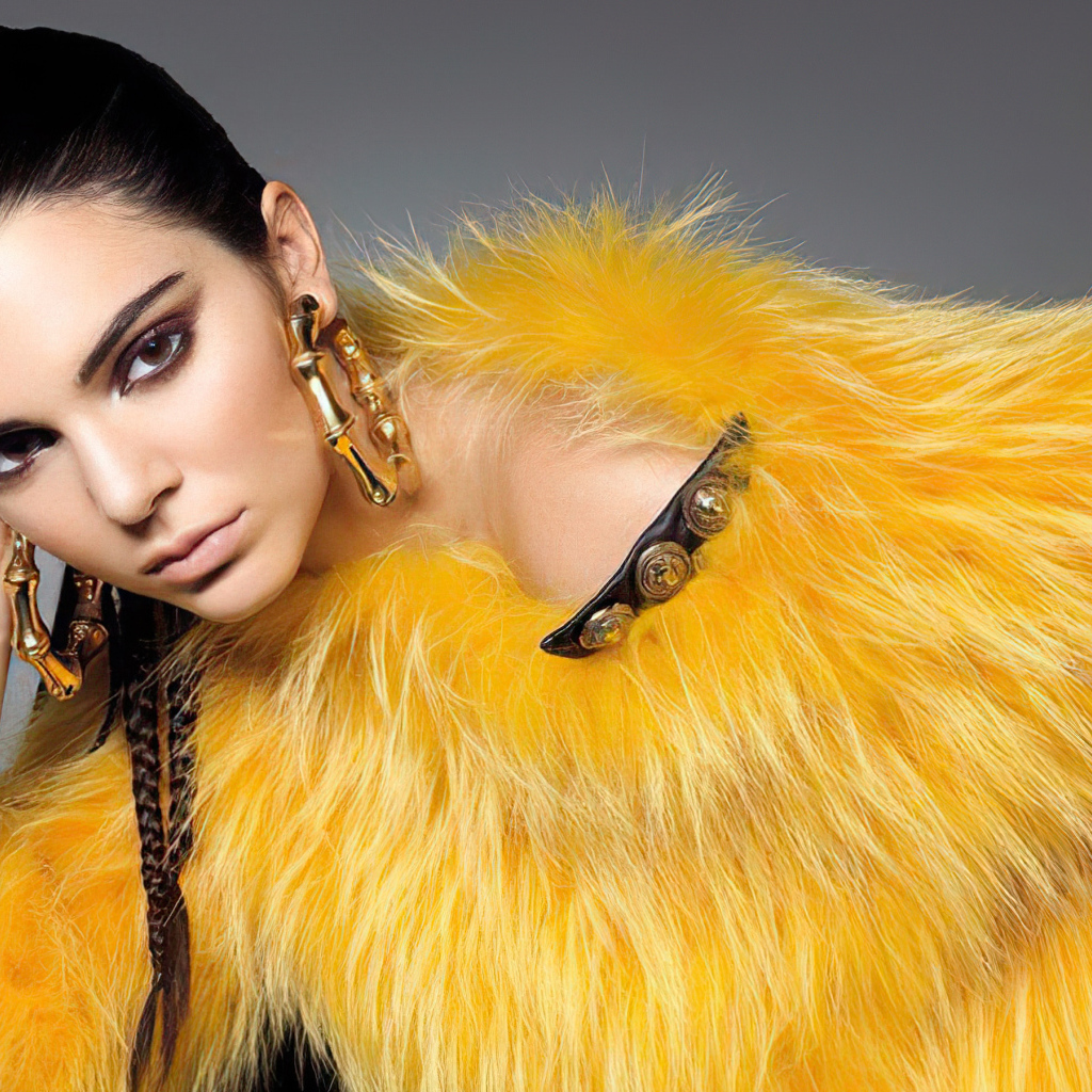 Красивая модель Кендалл Дженнер в желтой шубе