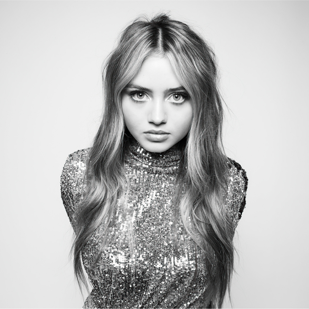 Красивая нежная девушка Лени Клум в блестящем платье