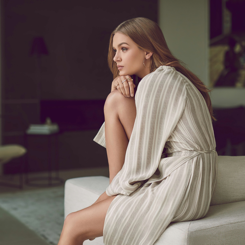 Датская модель Жозефин Скривер в халате на кровати