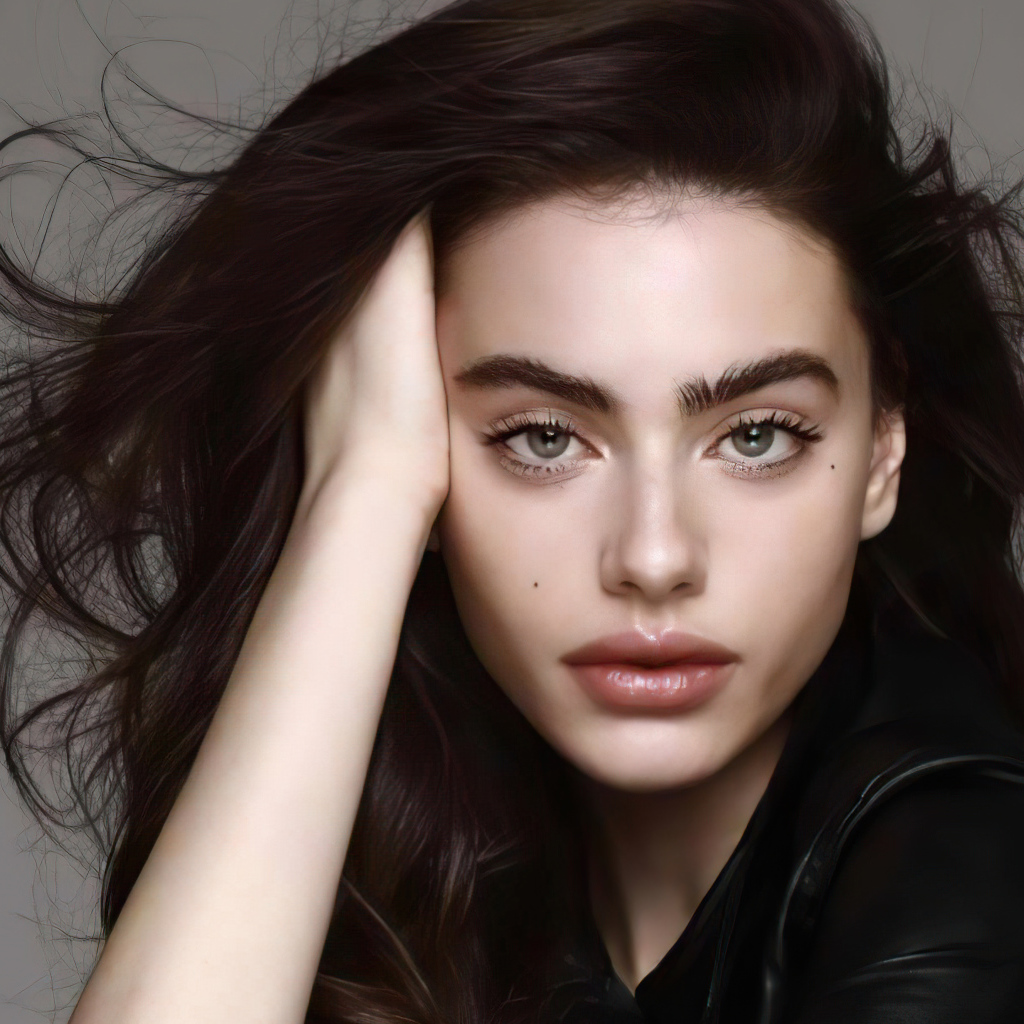 Израильская модель Яэль Шелбиа на сером фоне