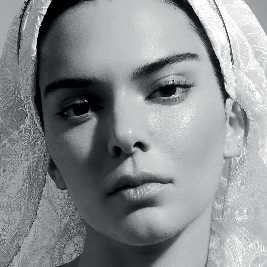 Кендалл Дженнер в белой накидке