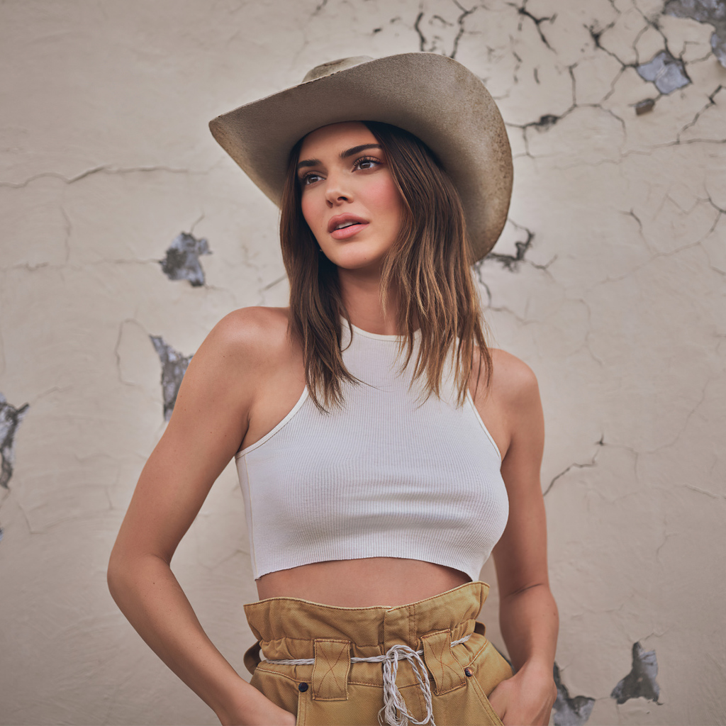 Модель Кендалл Дженнер в ковбойской шляпе