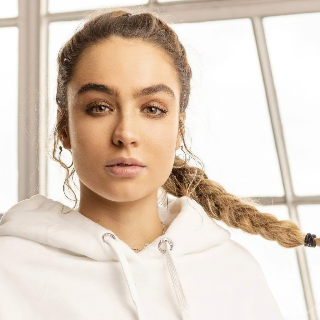 Модель Соммер Рэй в белом худи