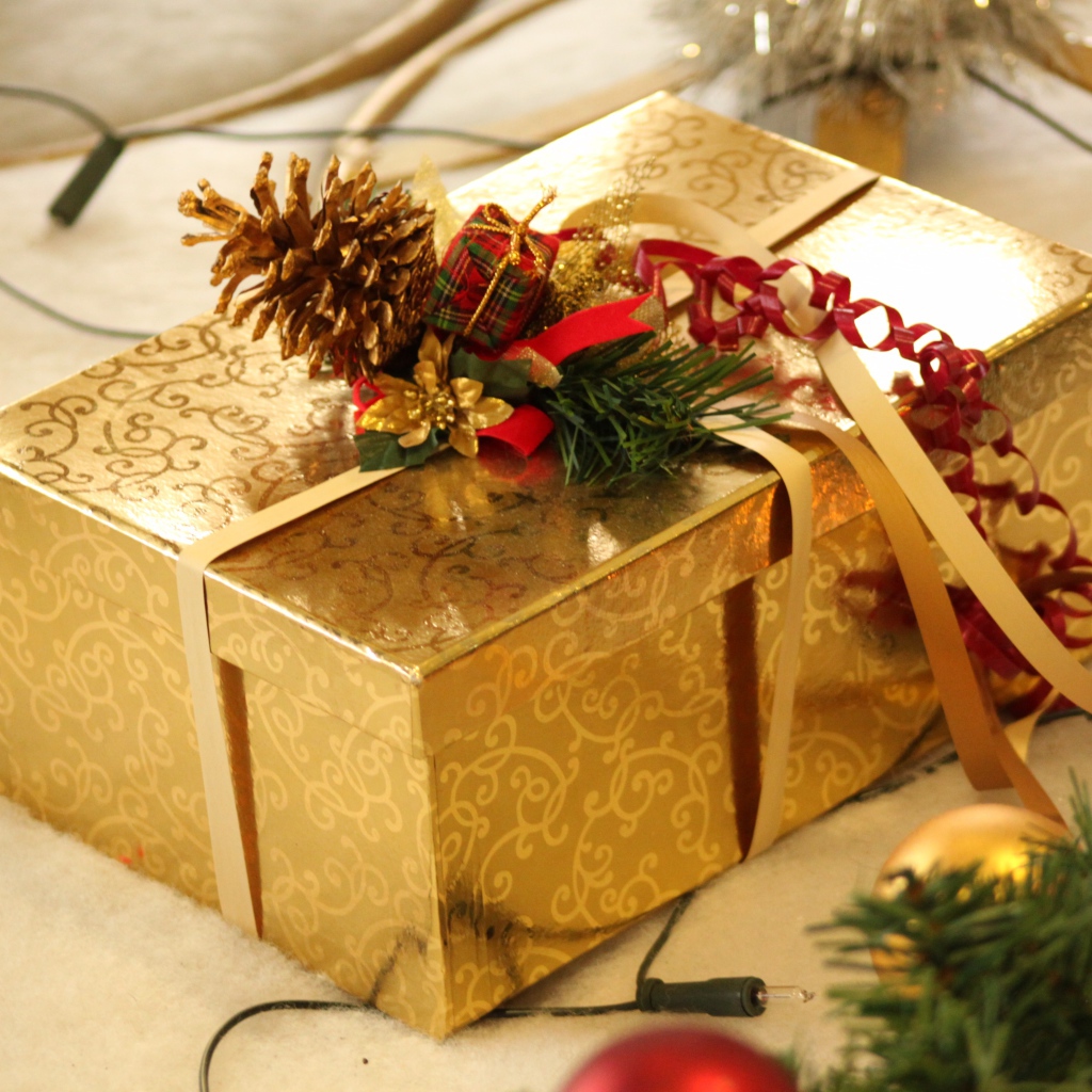 Большая золотистая коробка с подарком 