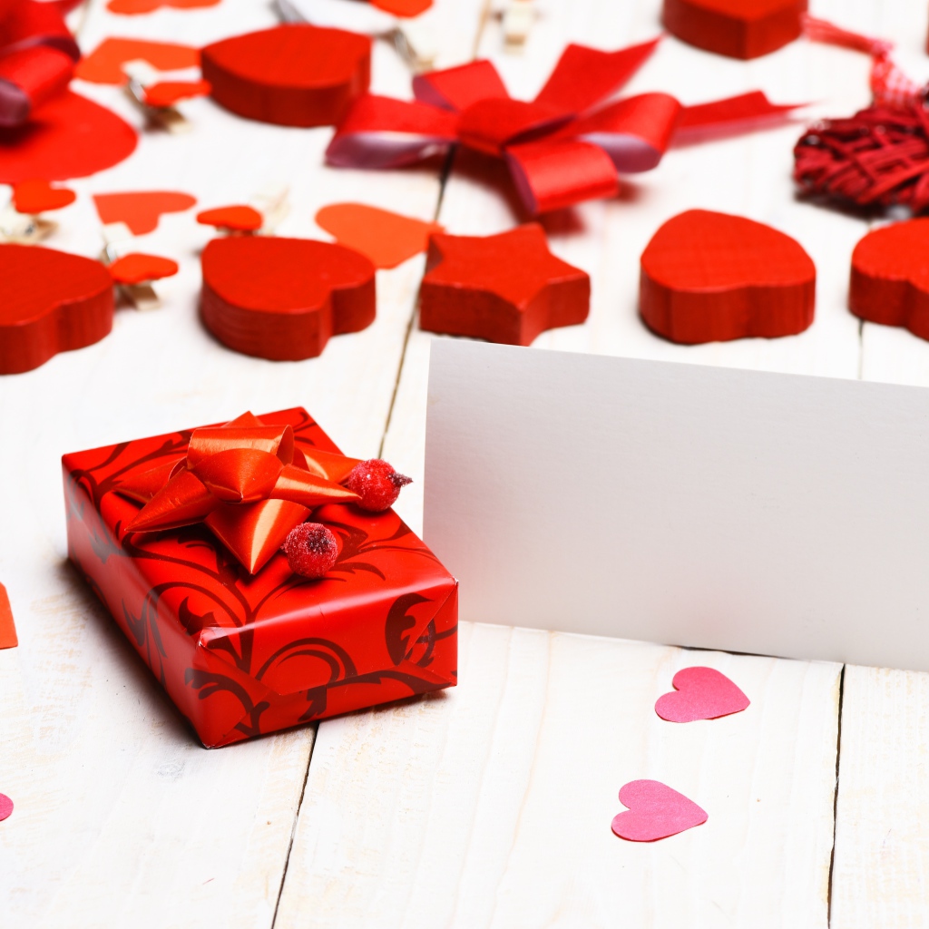 Красные сердечки и подарок для любимой