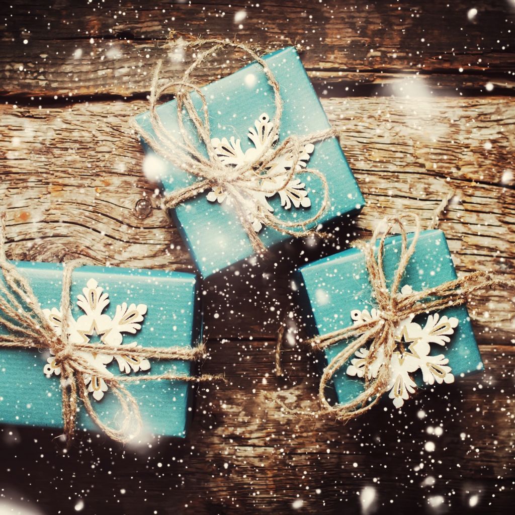 Три голубых подарка на деревянном столе