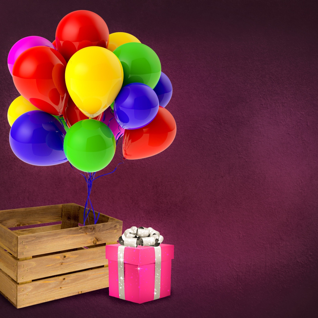 Деревянный ящик с подарком и шариками 