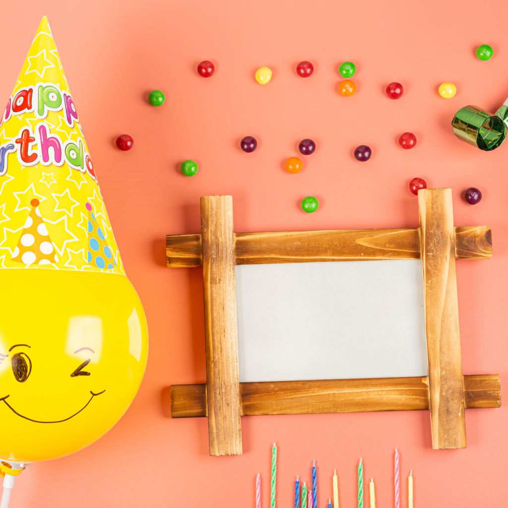 Рамка, конфеты и воздушный шар,шаблон открытки на день рождения 