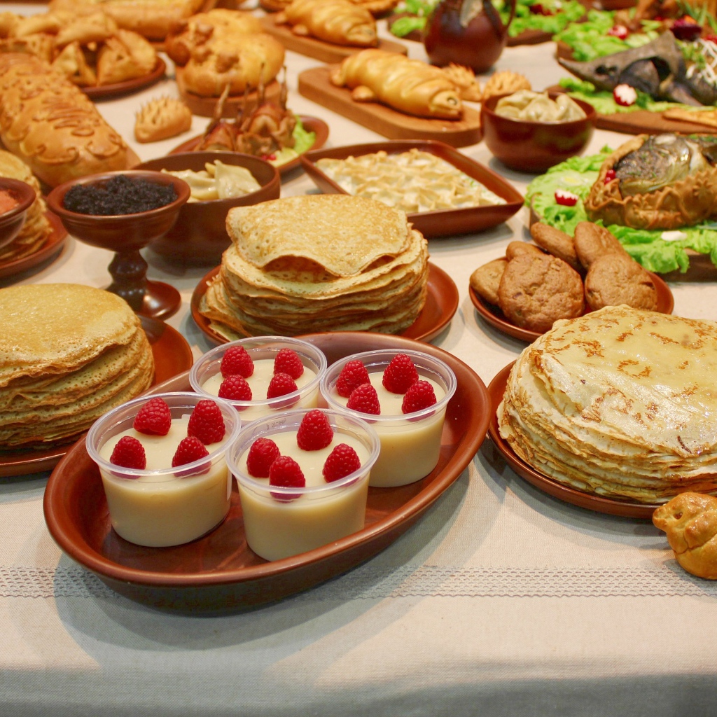 Много угощений на праздничном столе на Масленицу 2021