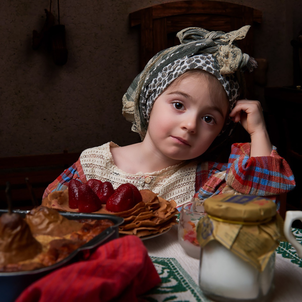 Девочка с блинами и угощениями на Масленицу