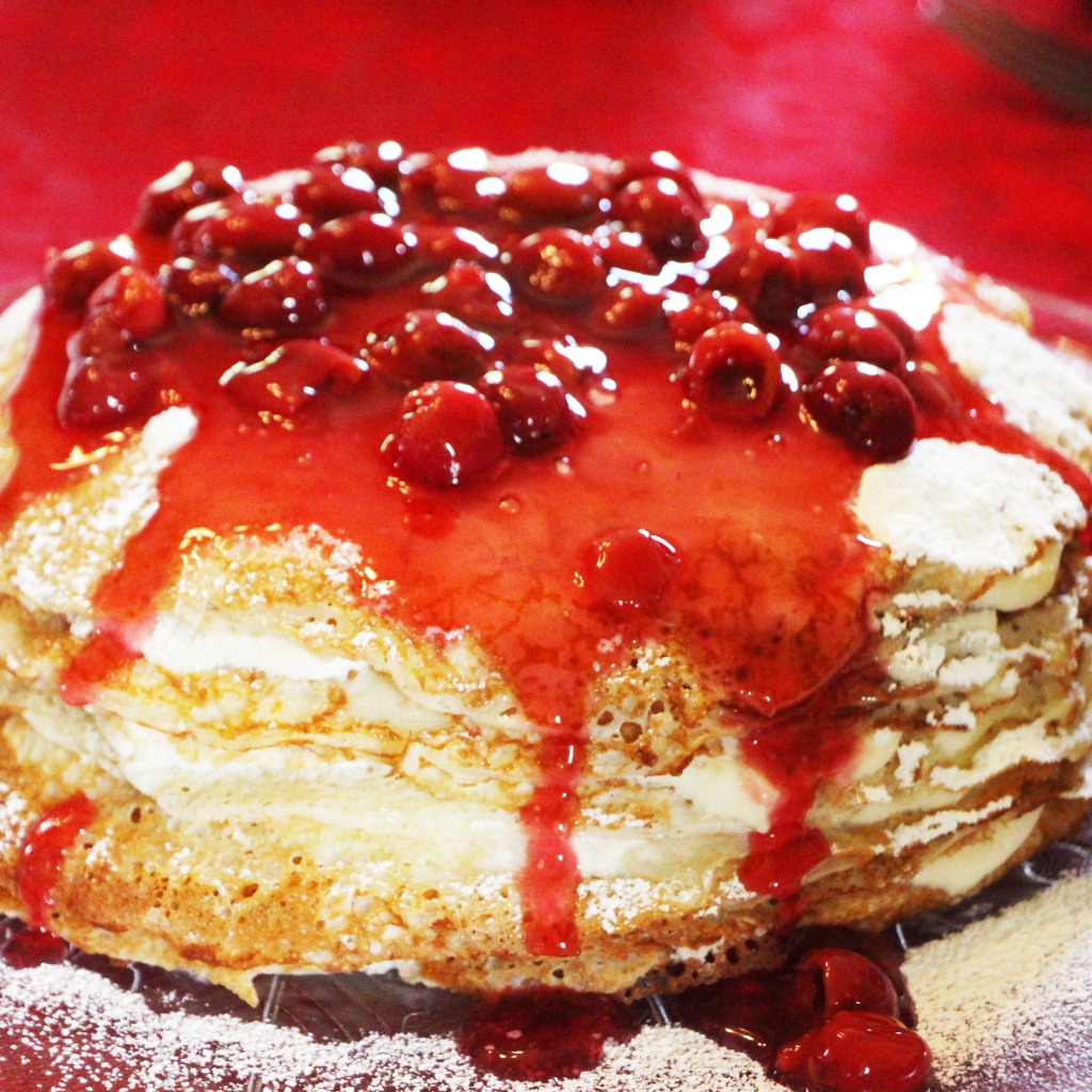 Блинный торт с вишней на праздник Масленица 2021