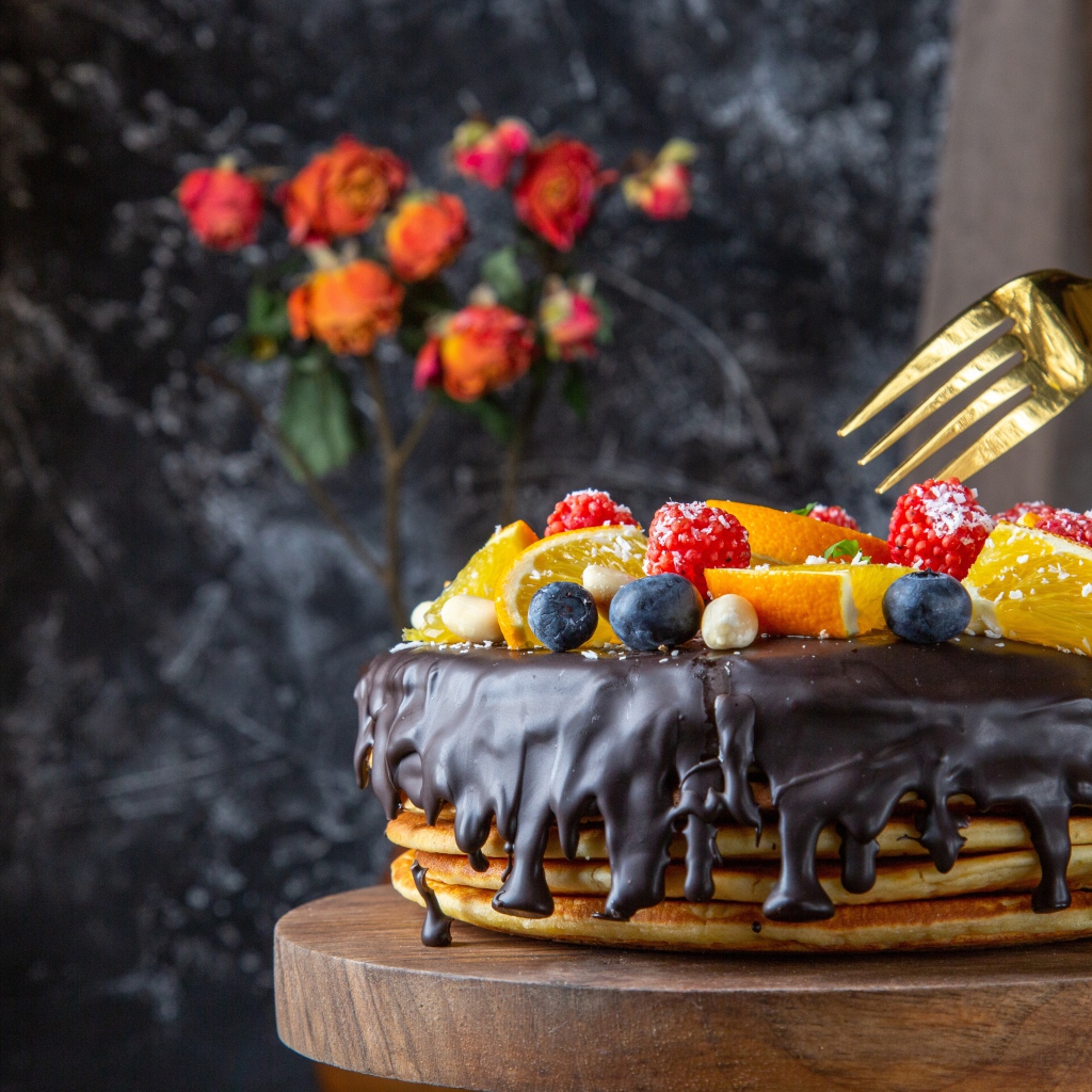 Блинный торт с шоколадом  и ягодами на Масленицу