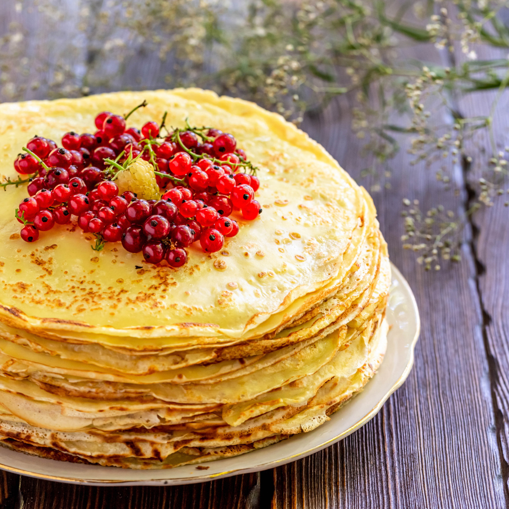 Тонкие блинчики с ягодами красной смородины на Масленицу 