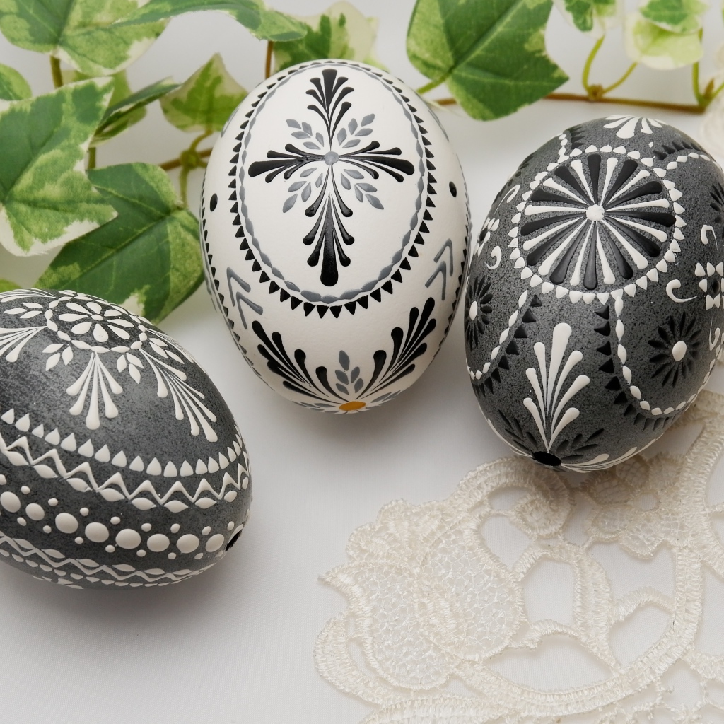 Красивые яйца с орнаментом на столе на Великий Светлый праздник Пасха 2021