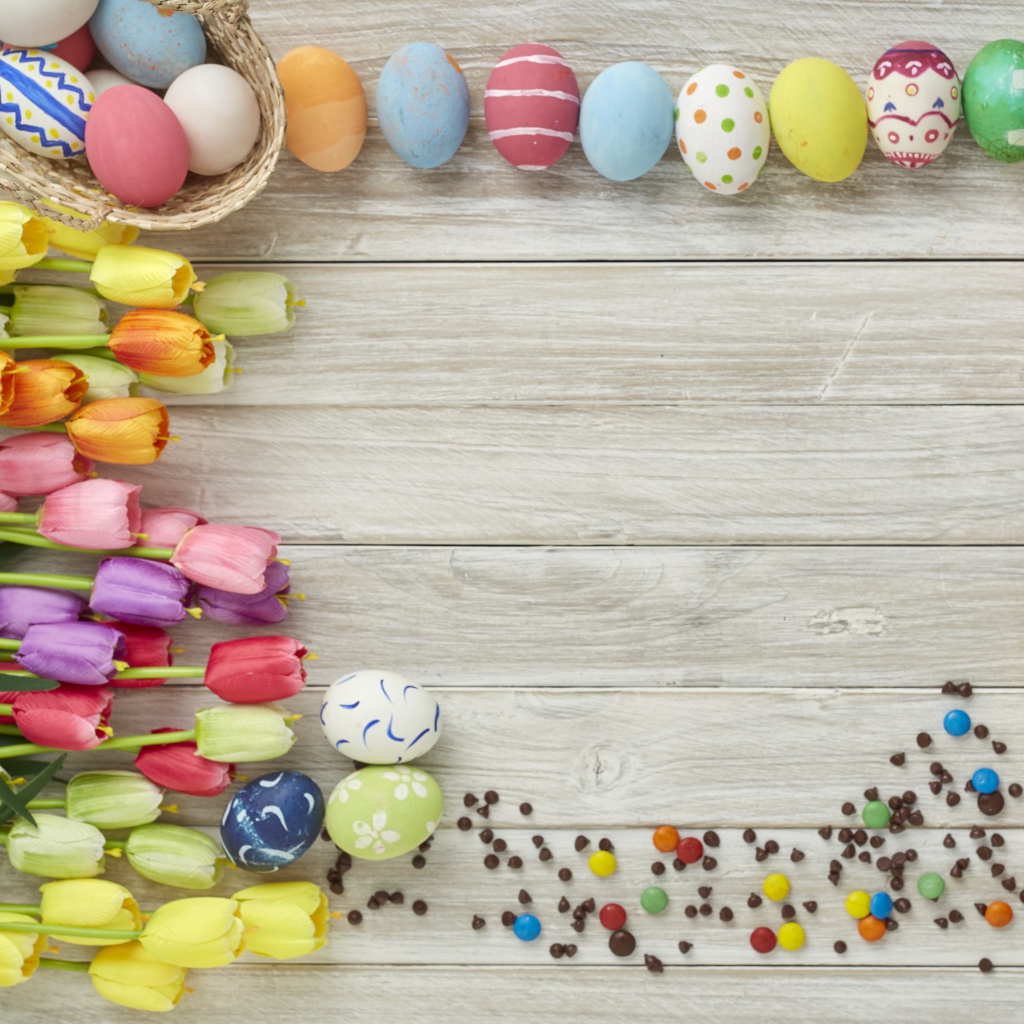 Красивые разноцветные пасхальные яйца с букетом тюльпанов