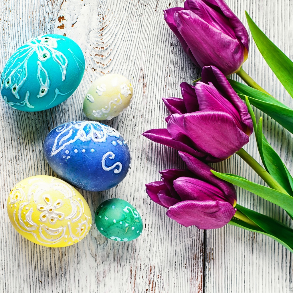 Красивые расписные яйца  с тюльпанами на Пасху