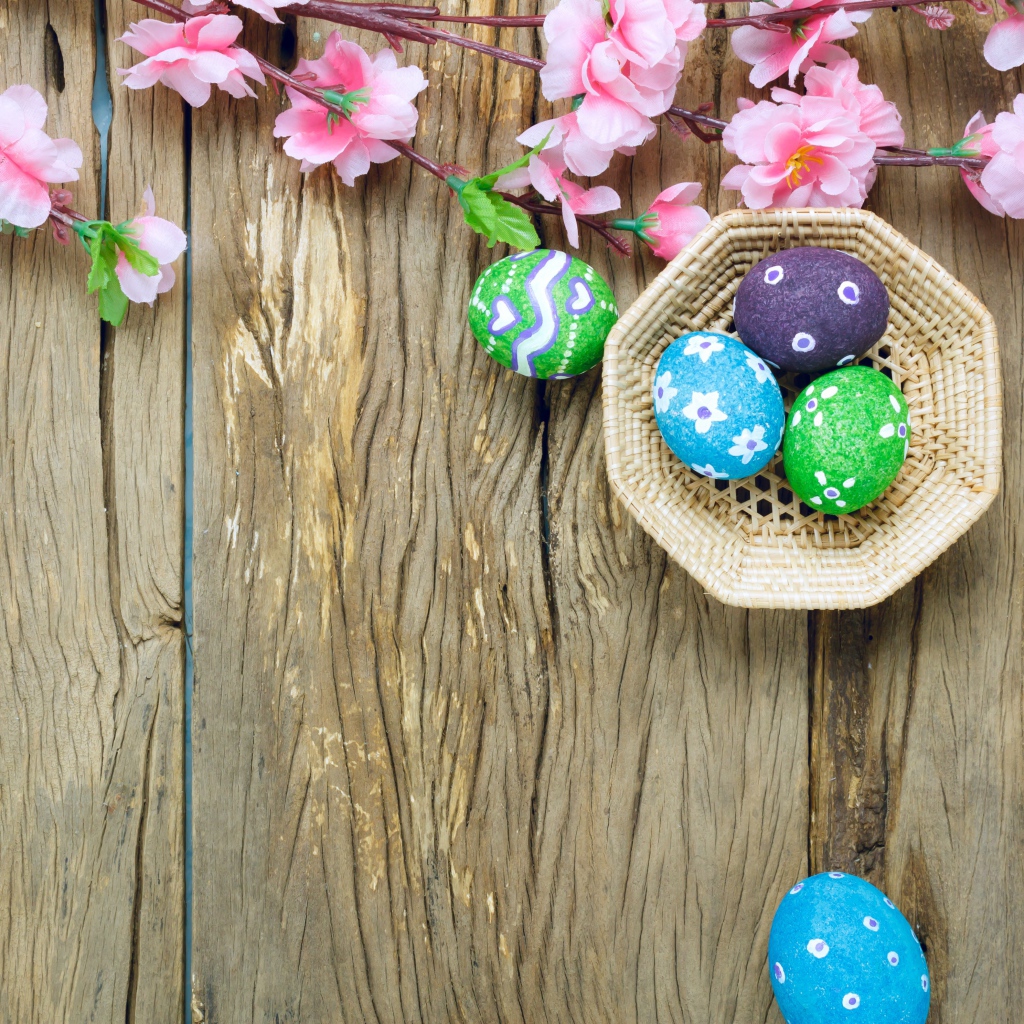 Яркие разноцветные яйца с розовыми цветами на Пасху