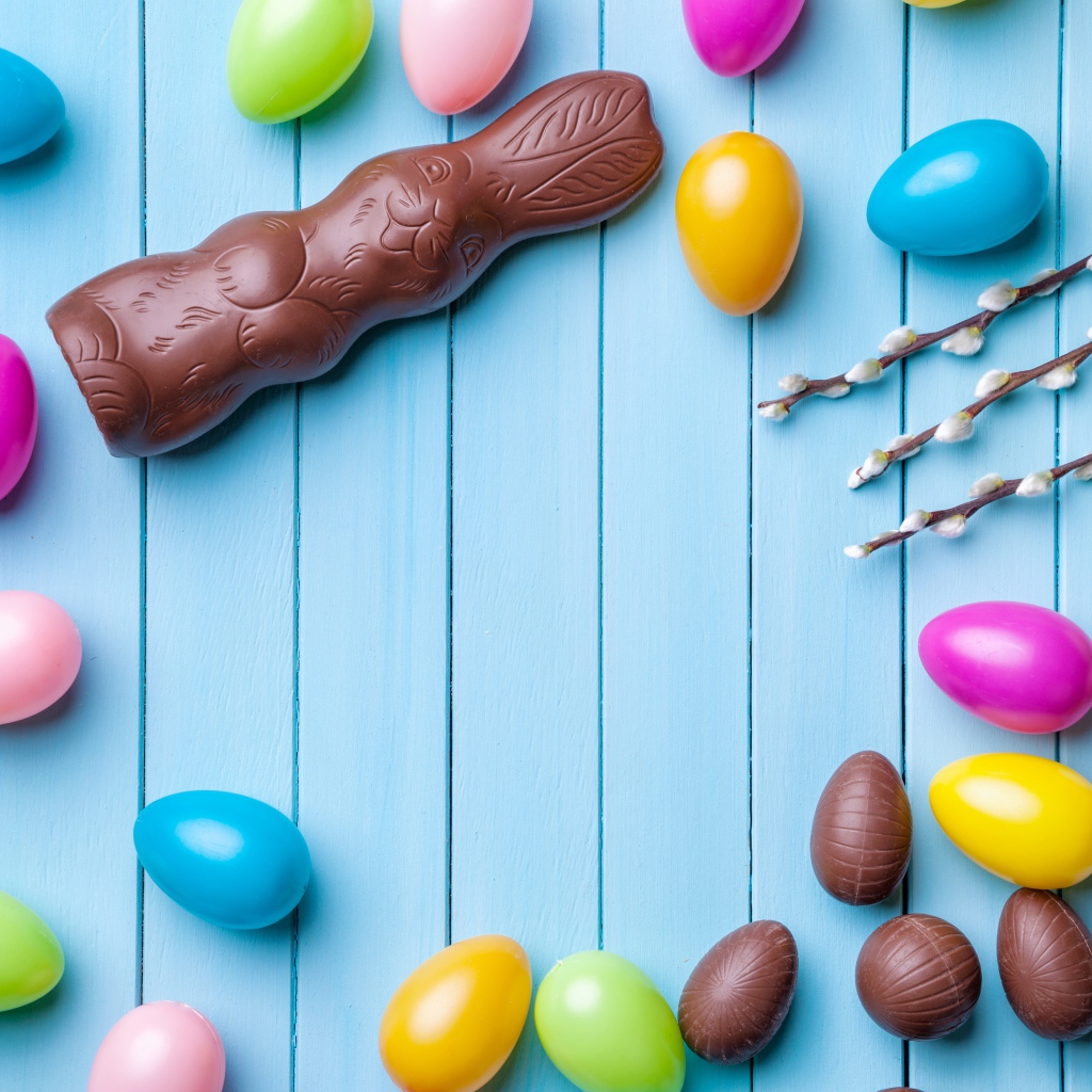Шоколадные пасхальные сладости на голубом фоне