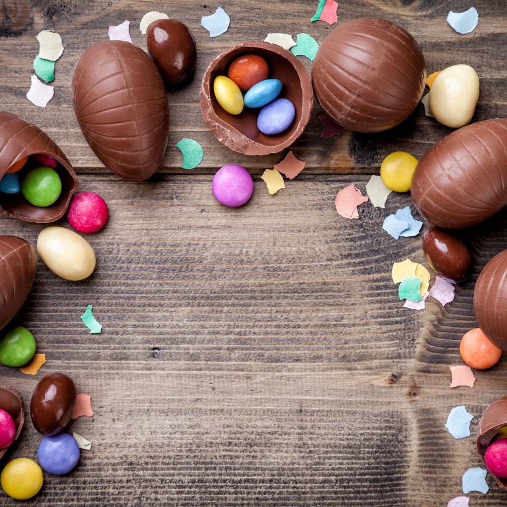 Шоколадные яйца с разноцветными конфетами на Пасху